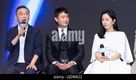 Seoul, Südkorea. 23.. Juni 2022. (L bis R) die südkoreanischen Schauspieler Kim Eui-sung, Jo Woo-jin, Yum Jung-ah während einer Pressekonferenz zum Film 'Alienoid' in Seoul, Südkorea, am 23. Juni 2022. Der Film wird am 20. Juli in Südkorea erscheinen. (Foto von Lee Young-ho/Sipa USA) Quelle: SIPA USA/Alamy Live News Stockfoto