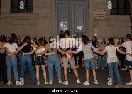 Rieti, Italien. 21.. Juni 2022. In der Nacht vor den Prüfungen trafen sich Schüler des fünften Jahrgangs unter ihren Schulen, um Antonello Vendittis historisches Lied „Notte Prima degli Esami“ zu singen. Die Prüfungen beginnen morgen früh, nach einer zweijährigen Pause für Covid19, in der die Studenten im fünften Jahr nach der mündlichen Prüfung in den Vorjahren wieder zu einer normalen Prüfung zurückkehren. Am 21. Juni 2022 in Rieti, Italien. (Bild: © Riccardo Fabi/Pacific Press via ZUMA Press Wire) Stockfoto