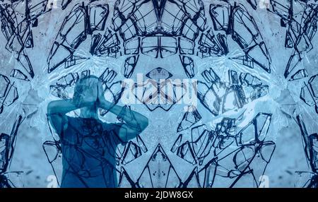 Mann mit Händen auf dem Gesicht hinter zerbrochenem Glas. Psychische Gesundheit, Krankheit, PTBS, Depression bei Männern, Selbstmord, Gebrochene Beziehung, deprimiert... Konzept Stockfoto