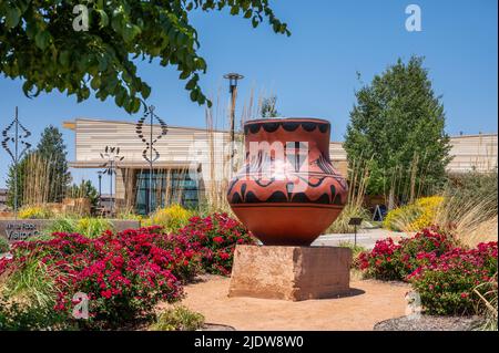 White Rock Visitor Center, Parkplatz und Shuttle-Haltestelle zum Bandeler National Monument mit einer San Ildefonso Töpferei Replik, New Mexico, USA. Stockfoto