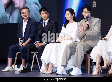 Seoul, Südkorea. 23.. Juni 2022. (L bis R) die südkoreanischen Schauspieler Kim Eui-sung, Jo Woo-jin, Yum Jung-ah, so Ji-sub während einer Pressekonferenz zum Film 'Alienoid' in Seoul, Südkorea, am 23. Juni 2022. Der Film wird am 20. Juli in Südkorea erscheinen. (Foto von Lee Young-ho/Sipa USA) Quelle: SIPA USA/Alamy Live News Stockfoto