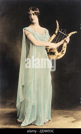1900 Ca, FRANKREICH : der berühmte französische Tänzer und Sänger CLEO DE MERODE ( 1873 - 1966 ) , Liebhaber des belgischen Königs Leopold I. ( 1790 - 1865 ). Foto von Reutlinger , Paris - Belle Epoque - Re Leopoldo del Belgio - cortigiana - Kurtisane - Scollatura - Ausschnitt - Halsöffnung - Dekolleté - Halskette - collana - gioiello - gioielli - Schmuck - Schmuck - Lizenzgebühren - Reali - Adel - nobili - nobiltà - Herrin - Lira - cetra ---- Archivio GBB Stockfoto