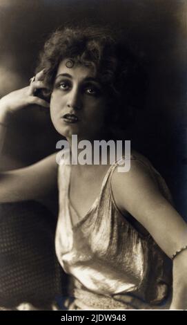 1920er Jahre, ITALIEN: Die italienische Sängerin, Tänzerin und Schauspielerin ANNA FOUGEZ ( 1894 - 1966 ). - ATTRICE - CANTANTE - Café Chantant - Tabarin - TEATRO di RIVISTA - THEATER - BELLE EPOQUE - Cabaret - ANNI VENTI - - spalla - spalle - Schulter - Schultern - ascella - Ascelle - Achselhöhlen - Raso - Satin - goldenes Lamékleid - Divina ---- Archivio GBB Stockfoto