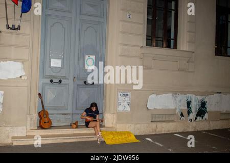 Rieti, Italien. 21.. Juni 2022. In der Nacht vor den Prüfungen trafen sich Schüler des fünften Jahrgangs unter ihren Schulen, um Antonello Vendittis historisches Lied „Notte Prima degli Esami“ zu singen. Die Prüfungen beginnen morgen früh, nach einer zweijährigen Pause für Covid19, in der die Studenten im fünften Jahr nach der mündlichen Prüfung in den Vorjahren wieder zu einer normalen Prüfung zurückkehren. Am 21. Juni 2022 in Rieti, Italien. (Bild: © Riccardo Fabi/Pacific Press via ZUMA Press Wire) Stockfoto