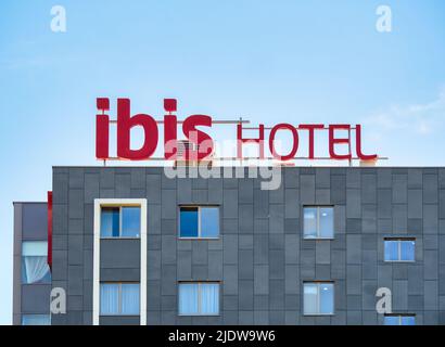 Bukarest, Rumänien - 05.20.2022: Ibis Hotel Gebäude Unterkunft in Bukarest Stockfoto