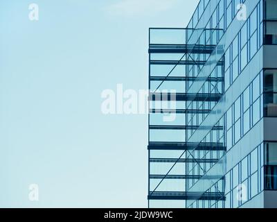 Detail eines modernen Bürogebäudes. Glasbaubüro im Zentrum von Bukarest. Stockfoto