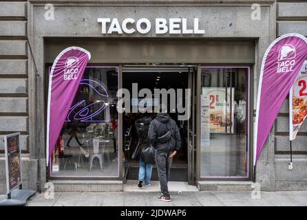 Madrid, Spanien. 23. April 2022. Die Kunden kommen in die amerikanische Fast-Food-Kette Taco Bell in Spanien. (Bild: © Xavi Lopez/SOPA Images via ZUMA Press Wire) Stockfoto