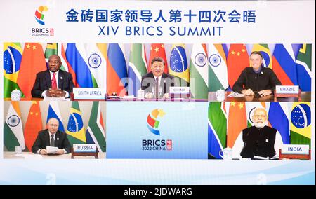 Peking, China. 23.. Juni 2022. Der chinesische Präsident Xi Jinping veranstaltet den BRICS-Gipfel 14. per Videolink in Peking, der Hauptstadt Chinas, am 23. Juni 2022. XI gab auf dem Gipfel die Rede mit dem Titel „Förderung einer qualitativ hochwertigen Partnerschaft und Einstieg in eine neue Reise der BRICS-Zusammenarbeit“. An dem Gipfel nahmen der südafrikanische Präsident Cyril Ramaphosa, der brasilianische Präsident Jair Bolsonaro, der russische Präsident Wladimir Putin und der indische Premierminister Narendra Modi Teil. Quelle: Li Tao/Xinhua/Alamy Live News Stockfoto