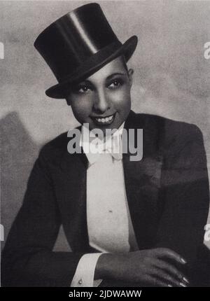 1927 ca. , FRANKREICH : die gefeierte amerikanische schwarze Sängerin und Tänzerin JOSEPHINE BAKER ( 1906 - 1975 ) Wie ein Mann gekleidet - Musical - Ballerina - Cantante - di colore - teatro - Theater - exotisch - Parigi - Folies Bergeres - Moulin Rouge - ritratto - Portrait - TANZ - DANZA - JAZZ - männliche Imitatorin - Donna vestita da uomo - Hut - Hut - tophat - cappello a cilindro - smile - sorriso ---- Archivio GBB Stockfoto