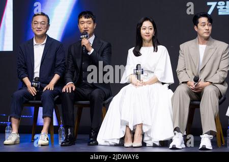 Seoul, Südkorea. 23.. Juni 2022. (L bis R) die südkoreanischen Schauspieler Kim Eui-sung, Jo Woo-jin, Yum Jung-ah, so Ji-sub während einer Pressekonferenz zum Film 'Alienoid' in Seoul, Südkorea, am 23. Juni 2022. Der Film wird am 20. Juli in Südkorea erscheinen. (Foto von Lee Young-ho/Sipa USA) Quelle: SIPA USA/Alamy Live News Stockfoto