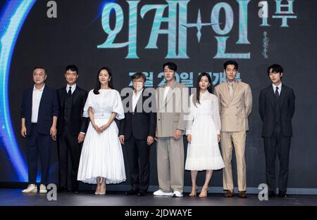 Seoul, Südkorea. 23.. Juni 2022. (L bis R) die südkoreanischen Schauspieler Kim Eui-sung, Jo Woo-jin, Yum Jung-ah, Regisseur Choi Dong-hoon, so Ji-sub, Kim Tae-ri, Kim Woo-bin und Ryu Jun-yeol posiert während einer Pressekonferenz zum Film 'Alienoid' in Seoul, Südkorea, am 23. Juni 2022 für Fotos. Der Film wird am 20. Juli in Südkorea erscheinen. (Foto von Lee Young-ho/Sipa USA) Quelle: SIPA USA/Alamy Live News Stockfoto