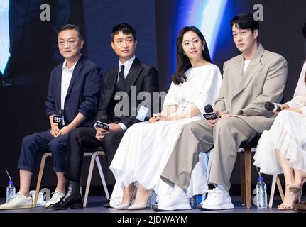 Seoul, Südkorea. 23.. Juni 2022. (L bis R) die südkoreanischen Schauspieler Kim Eui-sung, Jo Woo-jin, Yum Jung-ah, so Ji-sub während einer Pressekonferenz zum Film 'Alienoid' in Seoul, Südkorea, am 23. Juni 2022. Der Film wird am 20. Juli in Südkorea erscheinen. (Foto von Lee Young-ho/Sipa USA) Quelle: SIPA USA/Alamy Live News Stockfoto