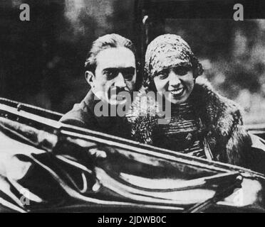 1927 ca. , Paris , Frankreich : die gefeierte amerikanische schwarze Sängerin und Tänzerin JOSEPHINE BAKER ( 1906 - 1975 ) mit seinem italienischen Hausband und Manager ( von 1926 - 1936 ), der Syzilianer ( Fake Count ) Giuseppe ' Pepito ' ABATINO ( 1898 - 1936 ). - Musical - Ballerina - Cantante - di colore - teatro - Theater - exotisch - Parigi - Folies Bergeres - Moulin Rouge - ritratto - Portrait - TANZ - DANZA - JAZZ - Hut - cappello - Monocle - monocolo - innamorati - Liebhaber - Marito e moglie - sposi - verheiratetes Paar ---- Archivio GBB Stockfoto