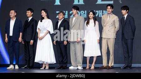Seoul, Südkorea. 23.. Juni 2022. (L bis R) die südkoreanischen Schauspieler Kim Eui-sung, Jo Woo-jin, Yum Jung-ah, Regisseur Choi Dong-hoon, so Ji-sub, Kim Tae-ri, Kim Woo-bin und Ryu Jun-yeol posiert während einer Pressekonferenz zum Film 'Alienoid' in Seoul, Südkorea, am 23. Juni 2022 für Fotos. Der Film wird am 20. Juli in Südkorea erscheinen. (Foto von Lee Young-ho/Sipa USA) Quelle: SIPA USA/Alamy Live News Stockfoto