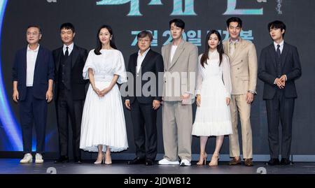Seoul, Südkorea. 23.. Juni 2022. (L bis R) die südkoreanischen Schauspieler Kim Eui-sung, Jo Woo-jin, Yum Jung-ah, Regisseur Choi Dong-hoon, so Ji-sub, Kim Tae-ri, Kim Woo-bin und Ryu Jun-yeol posiert während einer Pressekonferenz zum Film 'Alienoid' in Seoul, Südkorea, am 23. Juni 2022 für Fotos. Der Film wird am 20. Juli in Südkorea erscheinen. (Foto von Lee Young-ho/Sipa USA) Quelle: SIPA USA/Alamy Live News Stockfoto
