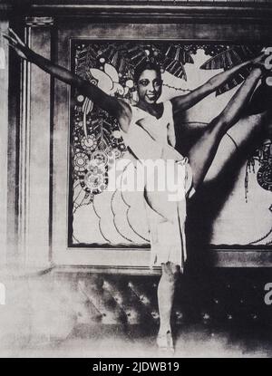 1925 ca. , Paris , Frankreich : die gefeierte amerikanische schwarze Sängerin und Tänzerin JOSEPHINE BAKER ( 1906 - 1975 ) - Musical - Ballerina - Cantante - di colore - teatro - Theater - Exotic - Parigi - Folies Bergeres - Moulin Rouge - ritratto - Portrait - TANZ - DANZA - JAZZ - Beine - Beinhaltung - Gambe - Gamba - ascella - Ascelle - Achselhöhlen --- Archivio GBB Stockfoto