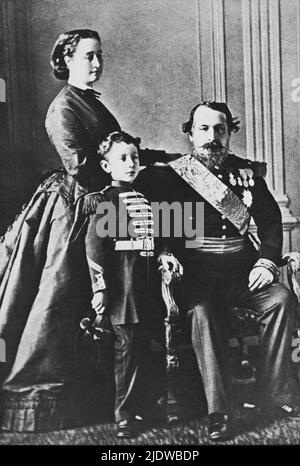 1865 ca., FRANKREICH : der französische Kaiser NAPOLEON III. ( 1808 - 1873 , Sohn von Louis BONAPARTE und Ortensia Beauharnais ) mit Ehefrau Kaiserin Eugénie ( Eugenia de Montijo de Guzman - 1826 - 1920 ) und Sohn des kaiserlichen Fürsten Eugéne Louis Napoléon ( 1856 - 1879 ). - REALI - Lizenzgebühren - nobili - nobiltà - Napoleone III - Imperatrice - Imperatore - Baffi - Schnurrbart - ritratto - Baffi - Schnurrbart - Bart - barba - Medaglie - Medaillons - militärische Dekorationen - RISORGIMENTO - Familie - Famiglia - padre madre e figlio - Mutter und Hausband ---- Archivio GBB Stockfoto