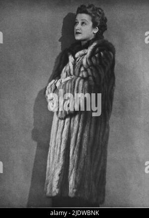 1944 , ITALIEN : die berühmte italienische Schauspielerin LIA ZOPPELLI ( 1920 - 1988 ) , spielt mit Tino Carraro , Ernesto Calindri und Carlo Daporto - THEATER - TEATRO - ritratto - THEATER - Portrait - fur - pelliccia ---- Archivio GBB Stockfoto