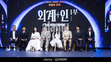 Seoul, Südkorea. 23.. Juni 2022. (L bis R) die südkoreanischen Schauspieler Kim Eui-sung, Jo Woo-jin, Yum Jung-ah, so Ji-sub, Kim Tae-ri, Kim Woo-bin und Ryu Jun-yeol, Regisseur Choi Dong-hoon während einer Pressekonferenz zum Film 'Alienoid' in Seoul, Südkorea, am 23. Juni 2022. Der Film wird am 20. Juli in Südkorea erscheinen. (Foto von Lee Young-ho/Sipa USA) Quelle: SIPA USA/Alamy Live News Stockfoto