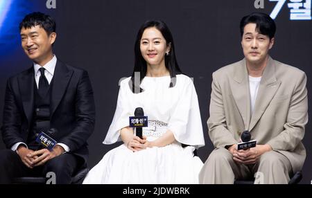 Seoul, Südkorea. 23.. Juni 2022. (L bis R) die südkoreanischen Schauspieler Jo Woo-jin, Yum Jung-ah, so Ji-sub während einer Pressekonferenz zum Film 'Alienoid' in Seoul, Südkorea, am 23. Juni 2022. Der Film wird am 20. Juli in Südkorea erscheinen. (Foto von Lee Young-ho/Sipa USA) Quelle: SIPA USA/Alamy Live News Stockfoto