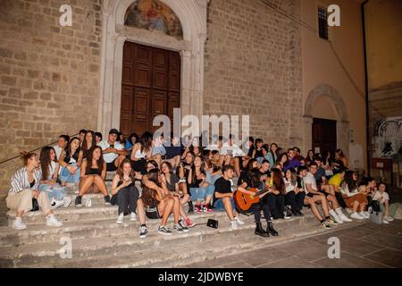 Rieti, Italien. 21.. Juni 2022. In der Nacht vor den Prüfungen trafen sich Schüler des fünften Jahrgangs unter ihren Schulen, um Antonello Vendittis historisches Lied „Notte Prima degli Esami“ zu singen. Die Prüfungen beginnen morgen früh, nach einer zweijährigen Pause für Covid19, in der die Studenten im fünften Jahr nach der mündlichen Prüfung in den Vorjahren wieder zu einer normalen Prüfung zurückkehren. Am 21. Juni 2022 in Rieti, Italien. (Bild: © Riccardo Fabi/Pacific Press via ZUMA Press Wire) Stockfoto