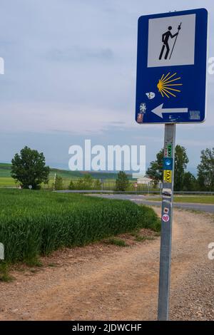 Spanien, Cirueña, Bezirk La D.o. Camino Trail Schild, plus Taxi Kontaktdaten für diejenigen, die müde sind. Stockfoto