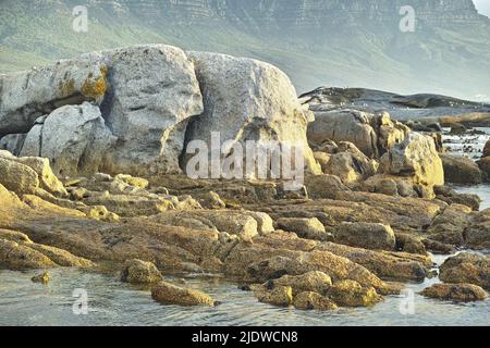 Seascape, Landschaft, malerische Aussicht auf Felsbrocken und Felsen in Hout Bay, Kapstadt, Südafrika. Meer, Meereswasser auf einen felsigen Strand. Reisen und Tourismus Stockfoto