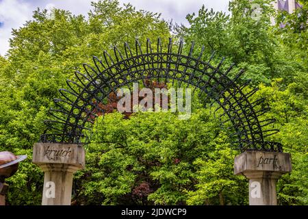 Knoxville, Tennessee, USA - 28 2022. Mai: Gewölbter Eingang zum Charles Krutch Park in der Innenstadt von Knoxville Tennessee. Stockfoto