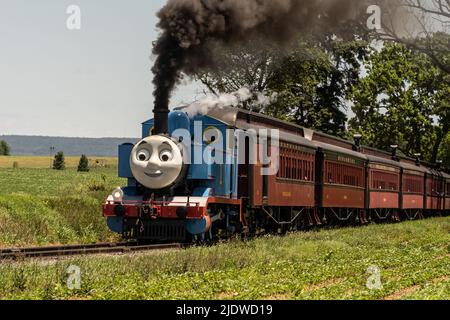 Ronks, Pennsylvania, 19. Juni 2022- Thomas, der Tank Engine, fährt die Strecke hinunter zum Bahnhof von Straßburg in Lancaster County, Pennsylvania. Stockfoto