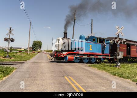 Ronks, Pennsylvania, 19. Juni 2022- Thomas, der Tank Engine, fährt die Strecke hinunter zum Bahnhof Strasburg Rail Way in Lancaster County, Stockfoto