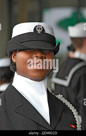 Junge Männer und Frauen der Oberstufe in der Navy Jr. ROTC, die im Juli 4. marschieren wird, sind stolz auf ihre ethnische Parade Stockfoto