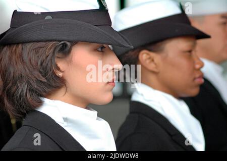 Junge Männer und Frauen der Oberstufe in der Navy Jr. ROTC, die im Juli 4. marschieren wird, sind stolz auf ihre ethnische Parade Stockfoto