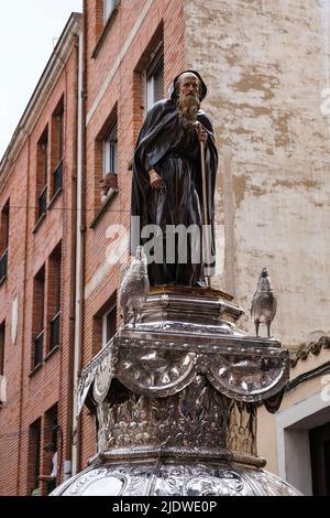 Spanien, Santo Domingo de la Calzada. Statue des heiligen Dominikus in Prozession zu seiner Ehre am 12. Mai, dem Jahrestag seines Todes im Jahr 1109. Stockfoto