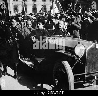 1923 , Roma , ITALIEN : BENITO MUSSOLINI mit dem Faschisten CESARE ROSSI ( 1887 - 1967 ) , mit Schnurrbart hinter dem Fahrer, Einer der ersten Ankläger von Duce und Giovanni Marinelli für den Mord an dem italienischen Sozialisten GIACOMO MATTEOTTI der Tag 10 juni 1924 - SOCIALISMO - PARTITO SOCIALISTA - SOZIALISMUS - POLITICO - Portrait - ritratto - FASCHISMO - vittima del nazi-faschismo - RAPITO - RAPIMENTO - faschismus - Faschismus - Squadrista - Squadrismo - Automobil - Auto ---- Archivio GBB Stockfoto