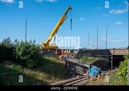 Edinburgh, Schottland, Großbritannien Donnerstag, 23. 2022. Juni: Die Hauptlinie der Ostküste wurde gesperrt, nachdem ein Lastwagen durch eine Mauer am Stadtrand von Edinburgh abgestürzt war. Es wurde ein Kran gebracht, um ihn zu entfernen Stockfoto