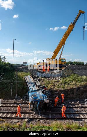 Edinburgh, Schottland, Großbritannien Donnerstag, 23. 2022. Juni: Die Hauptlinie der Ostküste wurde gesperrt, nachdem ein Lastwagen durch eine Mauer am Stadtrand von Edinburgh abgestürzt war. Es wurde ein Kran gebracht, um ihn zu entfernen Stockfoto