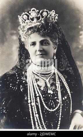 1905 c, ITALIEN : die Mutter Königin MARGHERITA di SAVOIA ( 1851 - 1926 ) , Frau des italienischen Königs Umberto I , Bildnis von Guigoni & Bossi , Mailand . - CASA SAVOIA - ITALIA - REALI - Nobiltà ITALIANA - SAVOY - ADEL - KÖNIGE - GESCHICHTE - FOTO STORICHE - BELLE EPOQUE - Corona - diadema - Krone - orecchini - orecchino - Ohrentöne - mantiglia - velo - Schleier - pizzo - Spitze - abito vestito a lutto - perle - collana di - perla - Halskette - Perlen - Armband - braccialetto - alte ältere Frau - Donna anziana vecchia - Schmuck - Schmuck - gioiello - gioielli --- Archivio GB Stockfoto