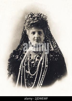 1905 ca. , ITALIEN : die Mutter Königin MARGHERITA di SAVOIA ( 1851 - 1926 ) , Frau des italienischen Königs Umberto I. Foto-Portrait von Guigoni & Bossi , Mailand - CASA SAVOIA - ITALIA - REALI - Nobiltà ITALIANA - SAVOY - ADEL - KÖNIGE - GESCHICHTE - FOTO STORICHE - BELLE EPOQUE - Corona - diadema - Krone - orecchini - orecchino - Ohrentöne - mantiglia - velo - Schleier - pizzo - Spitze - abito vestito A lutto - perle - collana di - perla - Halskette - Perlen - Armband - braccialetto - alte ältere Frau - Donna anziana vecchia - Schmuck - Schmuck - gioiello - gioielli --- Archivio Stockfoto