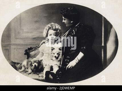 1909 ca. : Die belgische Prinzessin Marie José von BELGIEN ( 1906 - 2001 ) , zukünftige letzte Königin von Italien , heiratete 1930 mit dem italienischen Prinz von Piemonte UMBERTO II di SAVOIA ( 1904 - 1983 ). Auf diesem Foto mit ihrer Großmutter Comtesse von Flandern Princesse MARIE VON HOHENZOLLERN - SIGMARINGEN ( 1845 - 1912 ) verheiratet mit Prinz Philippe von Bellgium ( 1837 - 1905 ) - Haus BRABANT - BRABANTE - Lizenzgebühr - nobili italiani - nobiltà - principessa reale - ITALIA - BELGIO - Maria José - nonna e nipote - nipoti - bambino - Bambini - Bambina - celebrità personalità da piccoli - Baby - cel Stockfoto