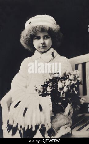 1911 ca. , Ostende , Belgien : die belgische Prinzessin Marie José von BELGIEN ( 1906 - 2001 ) , zukünftige letzte Königin von Italien , heiratete im Jahr 1930 mit dem italienischen Prinz von Piemonte UMBERTO II di SAVOIA ( 1904 - 1983 ) - Haus BRABANT - BRABANTE - Royalty - nobili italiani - nobiltà - principessa reale - ITALIA - BELGIO - Maria José - bambino - Bambini - Bambina - celebrità personalità da piccoli - Baby - Prominente Prominente Persönlichkeit Persönlichkeiten, als kleines Kind - Piccolo - fur - ermine - pelliccia di ermellino - Hut - cappello - Rose - Rosen - fiori - Blumen --- Stockfoto