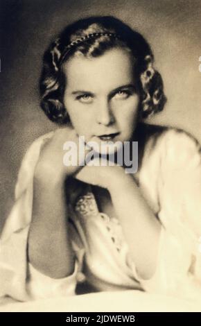 1934 ca. , Roma , Italien : die belgische Prinzessin Marie José von BELGIEN ( 1906 - 2001 ) , zukünftige letzte Königin von Italien , heiratete im Jahr 1930 mit dem italienischen Prinz von Piemonte UMBERTO II di SAVOIA ( 1904 - 1983 ) . Porträt von Ghitta Carell , Roma - Haus BRABANT - BRABANTE - Lizenzgebühren - nobili italiani - nobiltà - principessa reale - ITALIA - BELGIO - Maria José - ritratto - spalla - mani - Hände ---- Archivio GBB Stockfoto