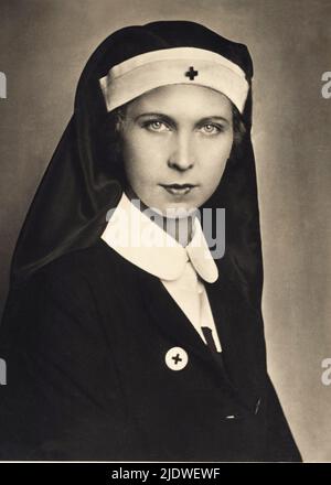 1937 ca. , Roma , Italien : die belgische Prinzessin Marie José von BELGIEN ( 1906 - 2001 ) , zukünftige letzte Königin von Italien , heiratete im Jahr 1930 mit dem italienischen Prinz von Piemonte UMBERTO II di SAVOIA ( 1904 - 1983 ) . Auf diesem Foto in ROT KREUZ Kleid uniform . Porträt von Ghitta Carell , Roma - CROCE ROSSA - Crocerossina - Krankenschwester - Infermiera - Haus BRABANT - BRABANTE - Royalty - nobili italiani - nobiltà - principessa reale - ITALIA - BELGIO - Maria José - ritratto - collar - colletto ---- Archivio GBB Stockfoto