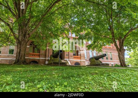 Knoxville, Tennessee, USA - 28. Mai 2022: Zwei Kanonen sitzen auf dem Rasen des Knox County Courthouse in der Innenstadt von Knoxville. Stockfoto