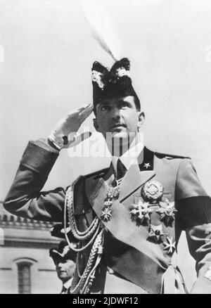 1937 c., ITALIEN : der zukünftige letzte König von Italien Prinz UMBERTO II di SAVOIA ( 1904 - 1983 ) Principe di Piemonte - Royalty - nobili italiani - nobiltà - principe reale ereditario - ITALIA - Uniform - uniforme divisa militare - Feder - piume - Hut - cappello - decorazioni militari - Medaillen - Dekorationen - Kragen - colletto - guanto - guanti bianchi - weiß Handschuhe ---- Archivio GBB Stockfoto