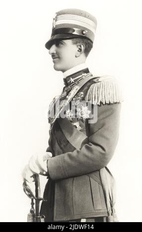 1925 c., ITALIEN : der zukünftige letzte König von Italien Prinz UMBERTO II di SAVOIA ( 1904 - 1983 ) Principe di Piemonte - Lizenzgebühren - nobili italiani - nobiltà - principe reale ereditario - ITALIA - Uniform - uniforme divisa militare - Hut - cappello - profilo - Profil - decorazioni militari - Medaillen - Dekorationen - Halsband - colletto - spada - Schwert ---- Archivio GBB Stockfoto