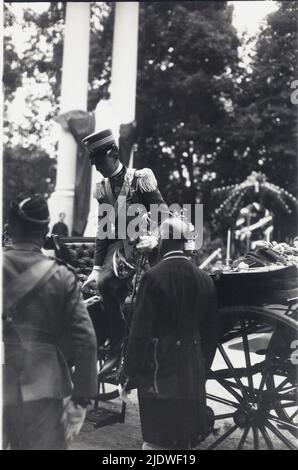 15. Mai 1927 , Novara , ITALIEN : der zukünftige letzte König von Italien Prinz UMBERTO II di SAVOIA ( 1904 - 1983 ) , Principe di Piemonte - Royalty - nobili italiani - nobiltà - principe reale ereditario - ITALIA - Uniform divisa militare - Hut - cappello - decorazioni militari - Medaillen - Dekorationen - carrozza ---- Archivio GBB Stockfoto