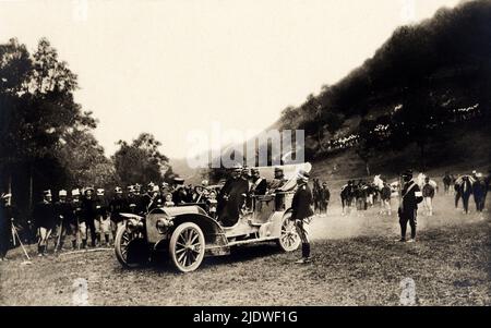 1905 ca. , Turin , ITALIEN : der König von Italien VITTORIO EMANUELE III di SAVOIA ( 1869 - 1947 ) Rückkehr aus dem Militär monoeuvres . - CASA SAVOIA - ITALIA - REALI - Nobiltà ITALIANA - ADEL - LIZENZGEBÜHREN - GESCHICHTE - FOTO STORICHE - Automobil - Auto - Macchina - autoveicolo - Auto - manovre militari - SAVOY ---- Archivio GBB Stockfoto