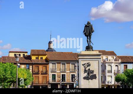 Madrid, Spanien, 22. Juni 2022: Zentraler Platz der monumentalen Stadt Alcala de Henares mit Statue von Cervantes. Stockfoto