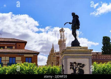 Madrid, Spanien, 22. Juni 2022: Zentraler Platz der monumentalen Stadt Alcala de Henares mit Statue von Cervantes. Stockfoto