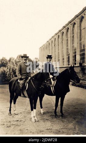 1905 ca. , ITALIEN: Der König von Italien VITTORIO EMANUELE III di SAVOIA ( 1869 - 1947 ) Reiten ein Pferd , mit ihm die Frau Königin ELENA von Montenegro ( Hélene , 1873 - 1952 ) , Foto von Guigoni & Bossi , Mailand . - CASA SAVOIA - ITALIA - REALI - Nobiltà ITALIANA - ADEL - KÖNIGE - GESCHICHTE - FOTO STORICHE - Equitazione - cavallo - cavalli - cavalieri - Pferde - Frustino - Baffi - Schnurrbart - Stivali - Stiefel - Marito e moglie - SAVOY - Hut - cappello -- -- Archivio GBB Stockfoto